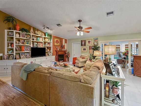 5th image of 3247 NE Kapok Ct