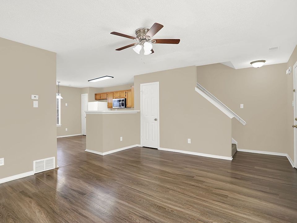 1st image of 818 Barrington Woods Cv #807