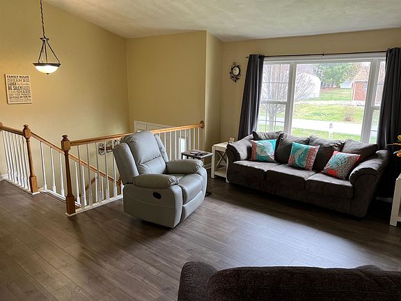 4th image of 221 Maplewood Dr