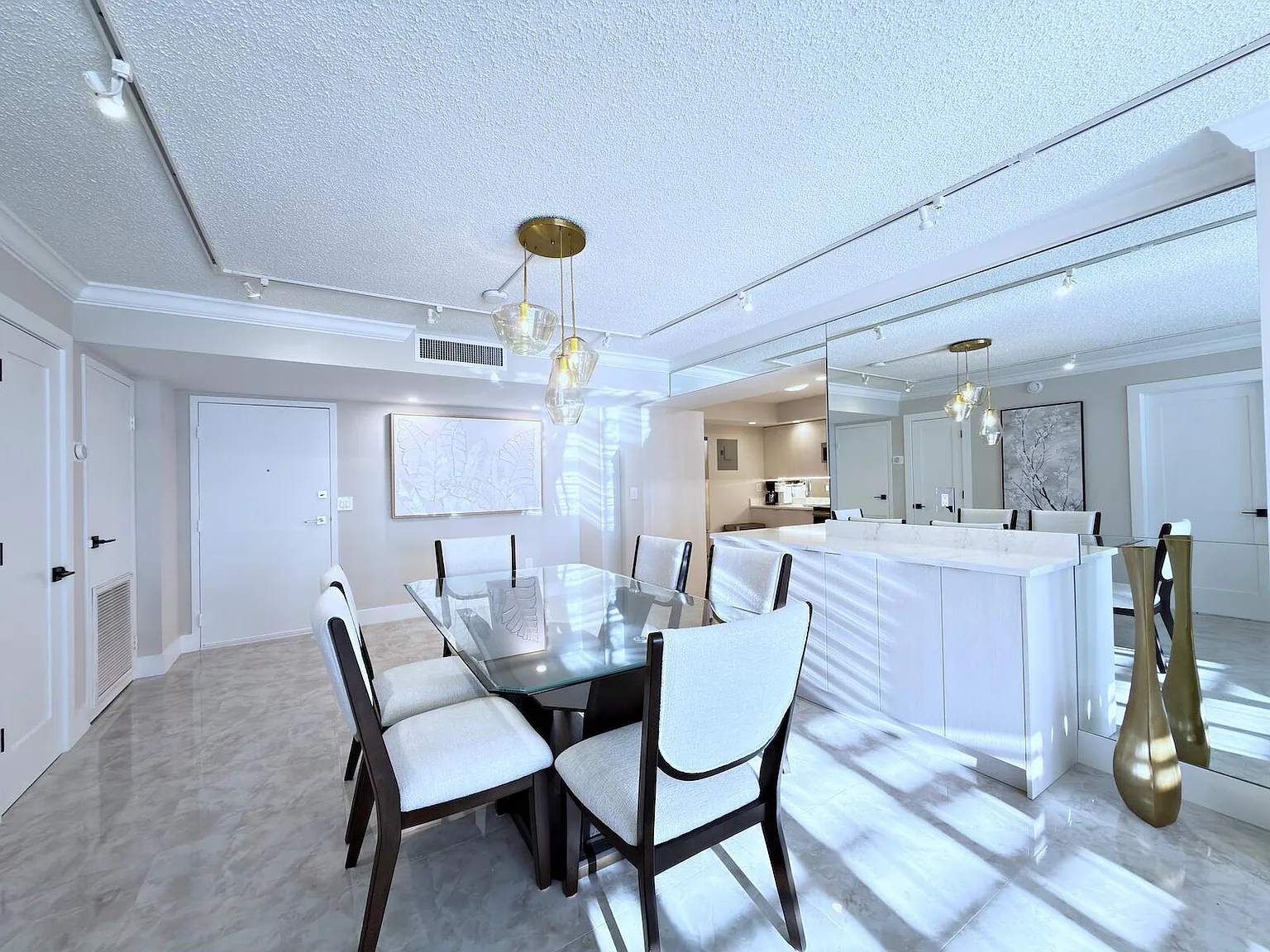 2 bed, 2.0 bath, 1300 sqft, $8,000 — Photo 3