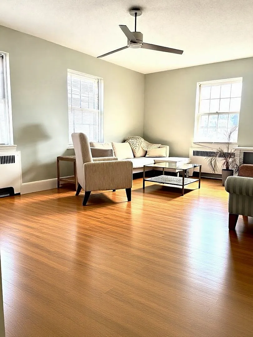 Beautiful Spacious Apartment in Brookline — Photo 1