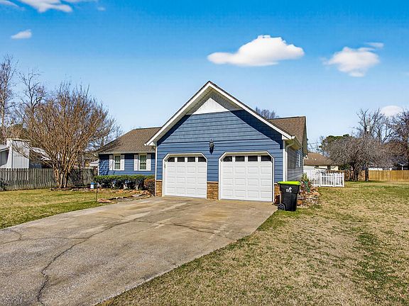 3rd image of 934 Pinecrest Cir