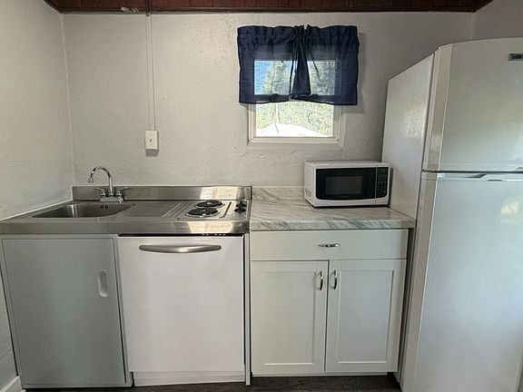 3rd image of 14035 W River Rd