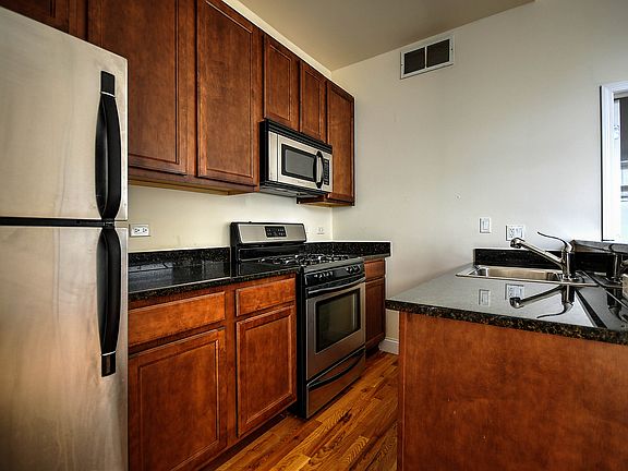 4th image of 1830 W Superior St APT 1R
