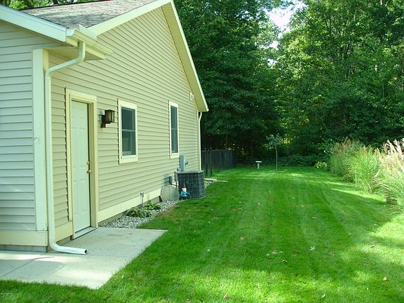 3rd image of 13947 Great Oak Ave