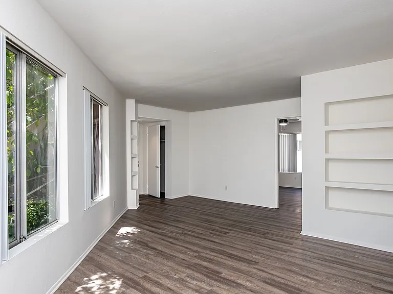 407-409 W Lexington Dr — Photo 6