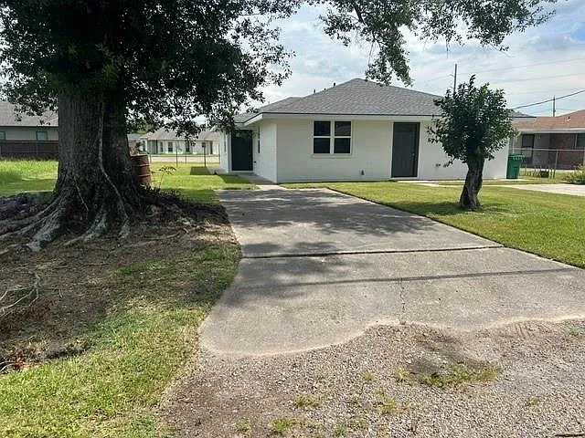 2 bed, 1.0 bath, 1350 sqft, $1,300 — Photo 2