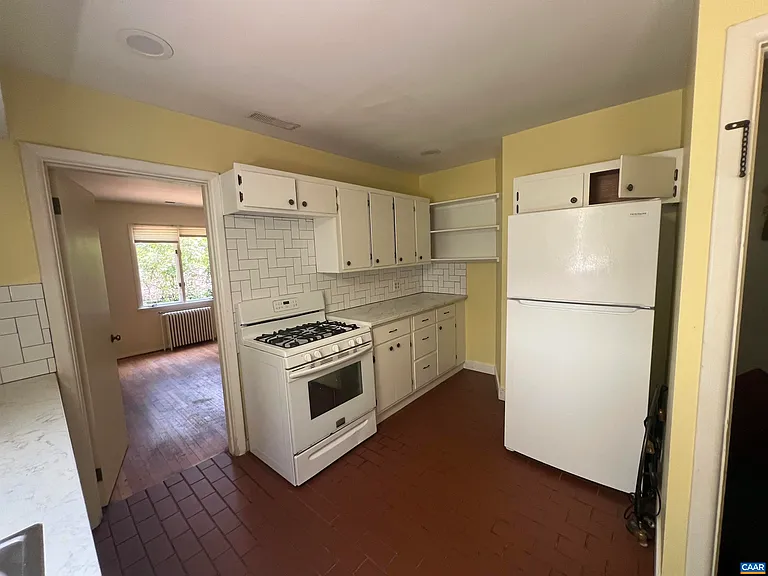 1429 Gentry Ln — Photo 3