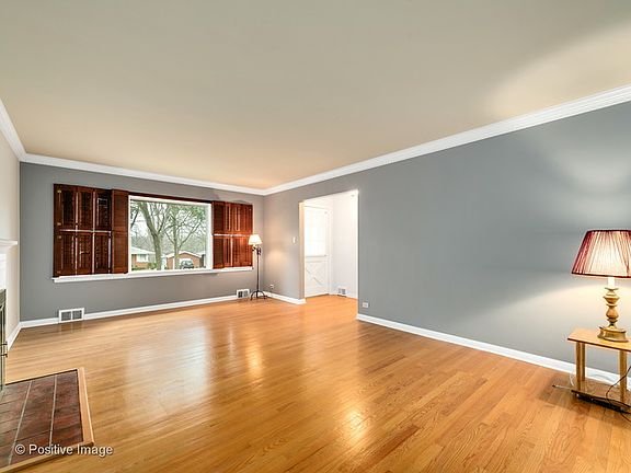 3rd image of 553 Wilshire Ave