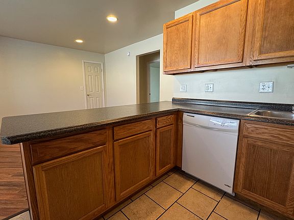4th image of 404 E College St #2