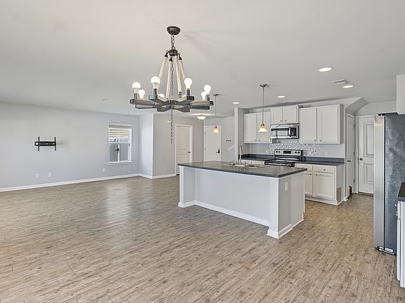 4th image of 141 Davila St