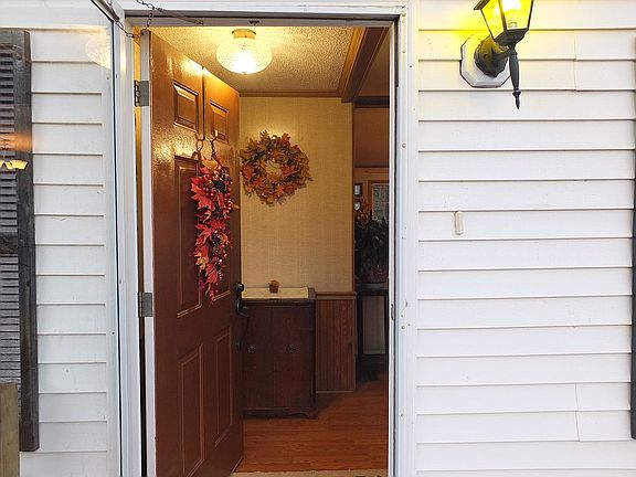 Entry to foyer