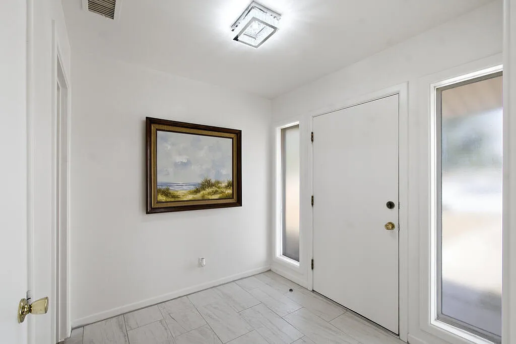 3 bed, 2.0 bath, 1704 sqft, $2,500 — Photo 4