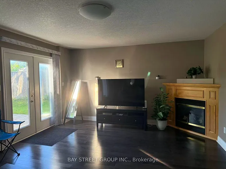 578 Springwater Dr W — Photo 2