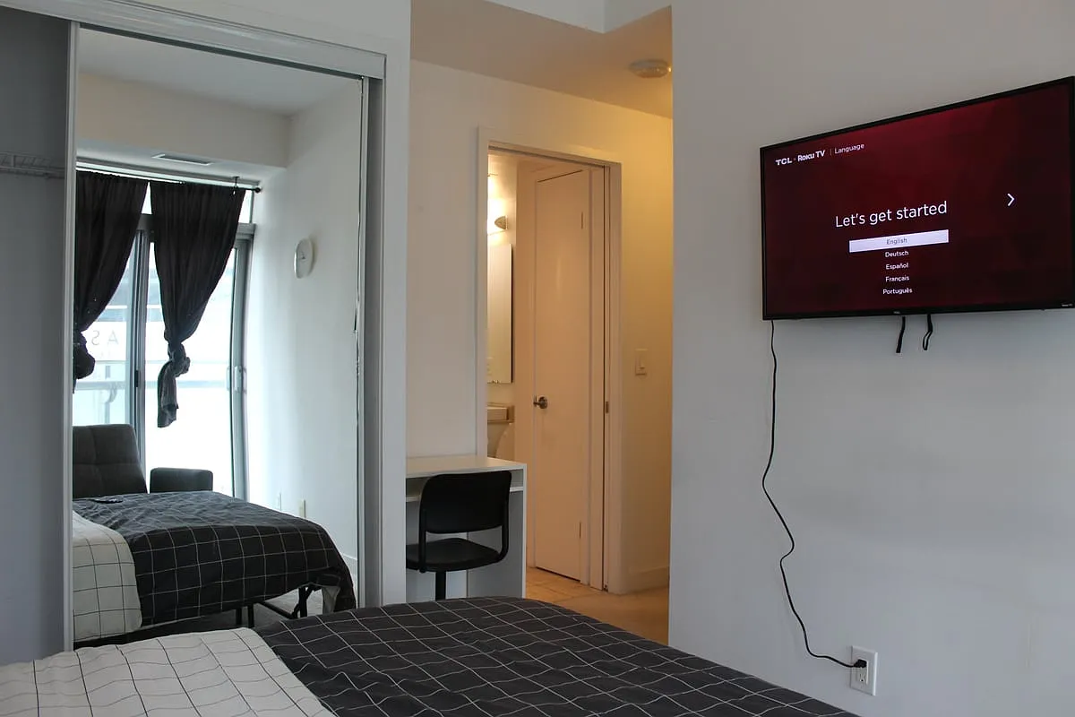 Master Room - York Street & Bremner Boulevard — Photo 2