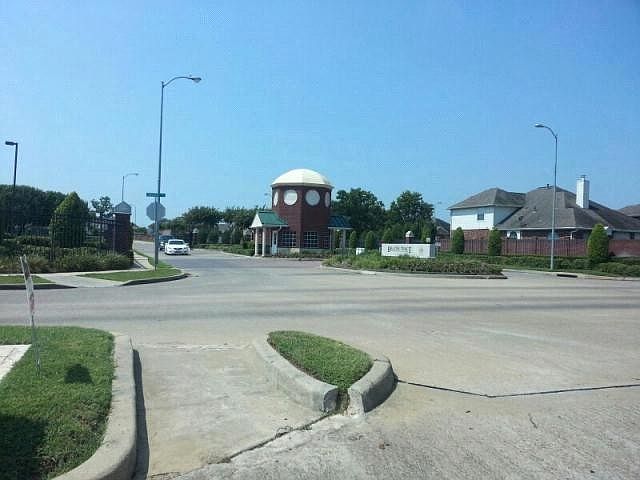 2nd image of 815 Rock Springs Dr
