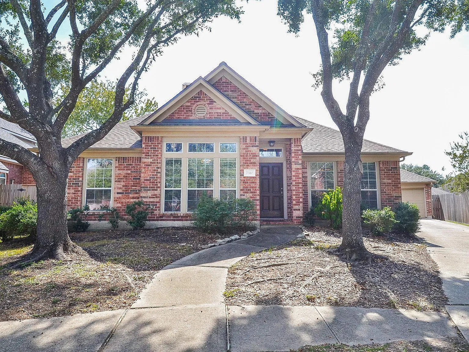3 bed, 2.0 bath, 2316 sqft, $2,700 — Photo 2