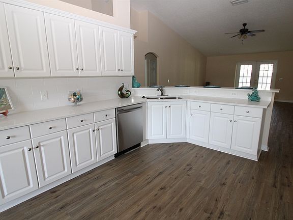 3rd image of 301 Woodridge Ln