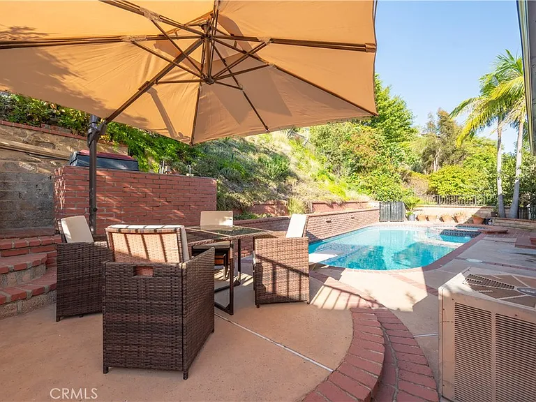 1350 E Tujunga Ave — Photo 47