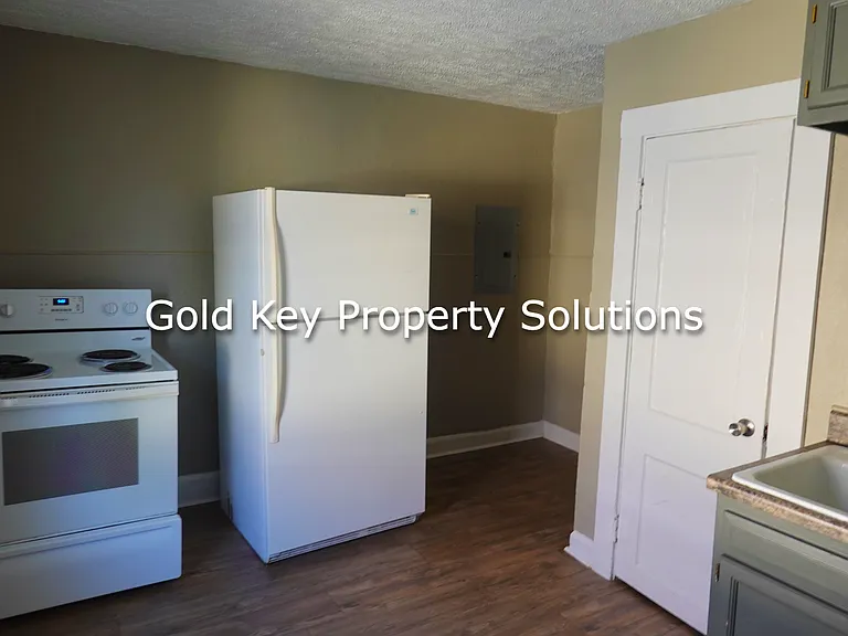 2233 E Lynn Street — Photo 23