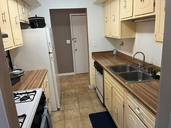 5th image of 2214 Country Club Dr APT 13