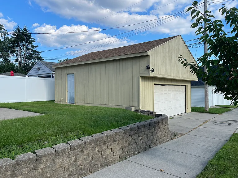 22785 Arlington St — Photo 25