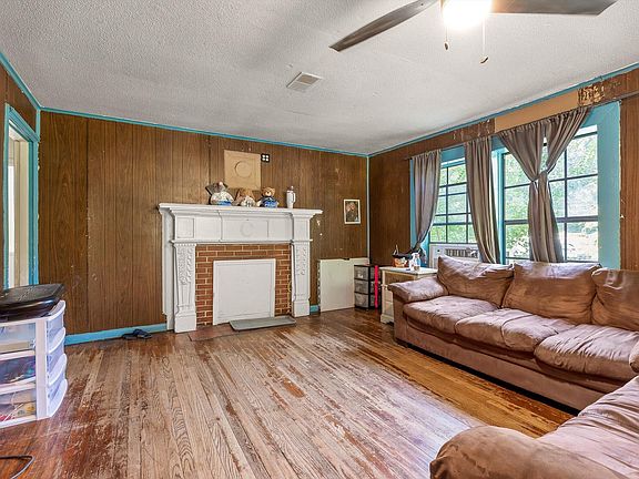 3rd image of 1220 Debbie Ln