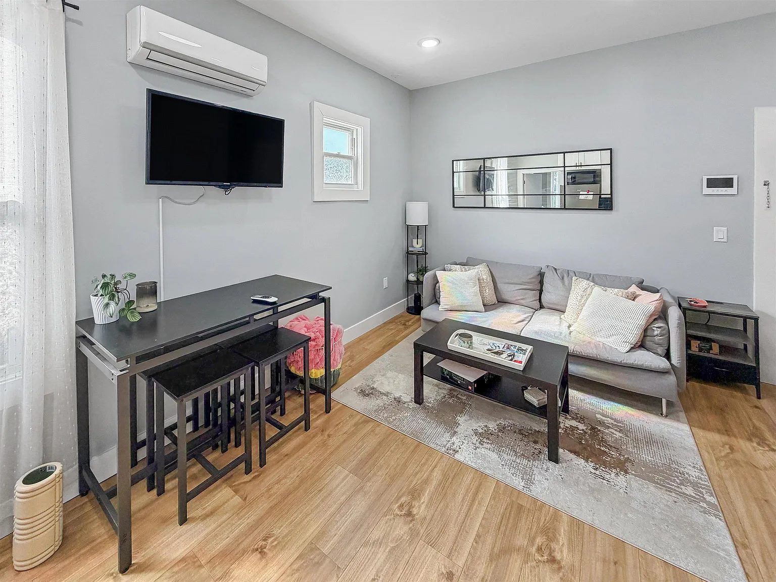 1 bed, 1.0 bath, 450 sqft, $1,975 — Photo 2