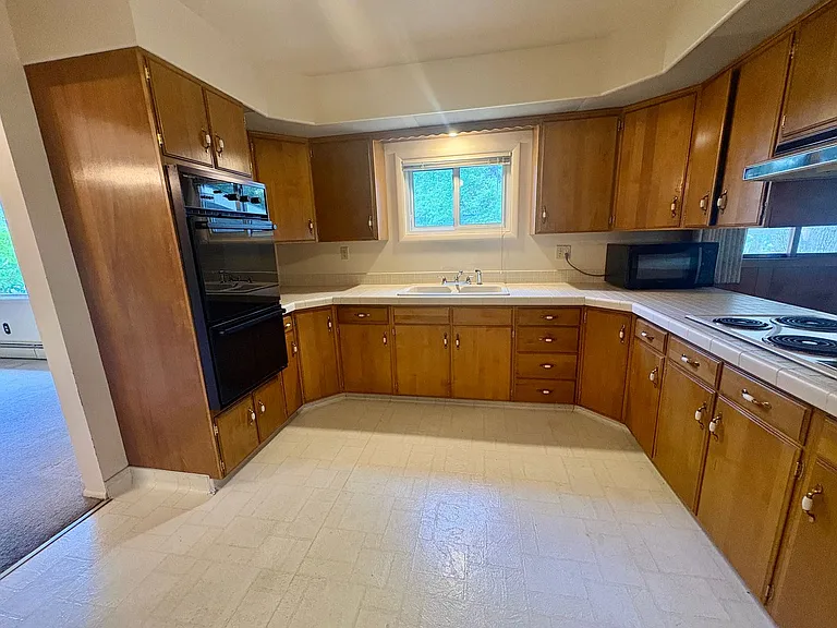 106 Burlington Ave — Photo 17