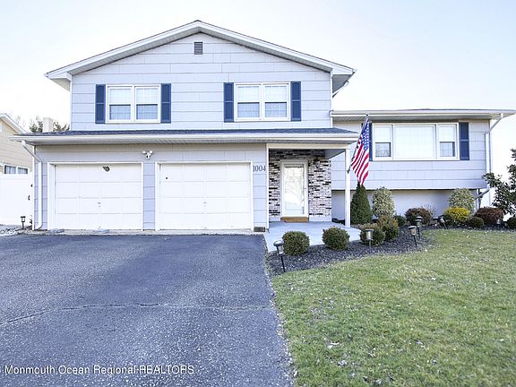 3rd image of 1004 Roanoke Drive