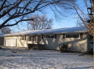 909 Pine Ave, Marshall, MN 56258