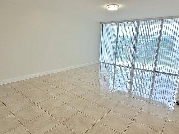 5th image of 18011 Biscayne Blvd APT 301