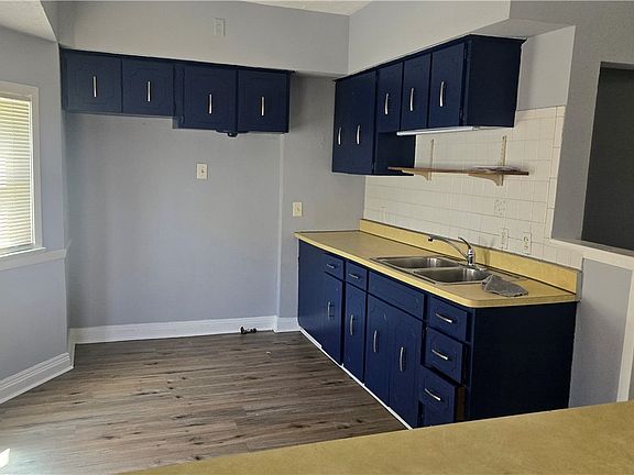 5th image of 810 E 157th St