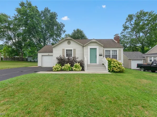 2226 Renwick Dr, Poland, OH 44514