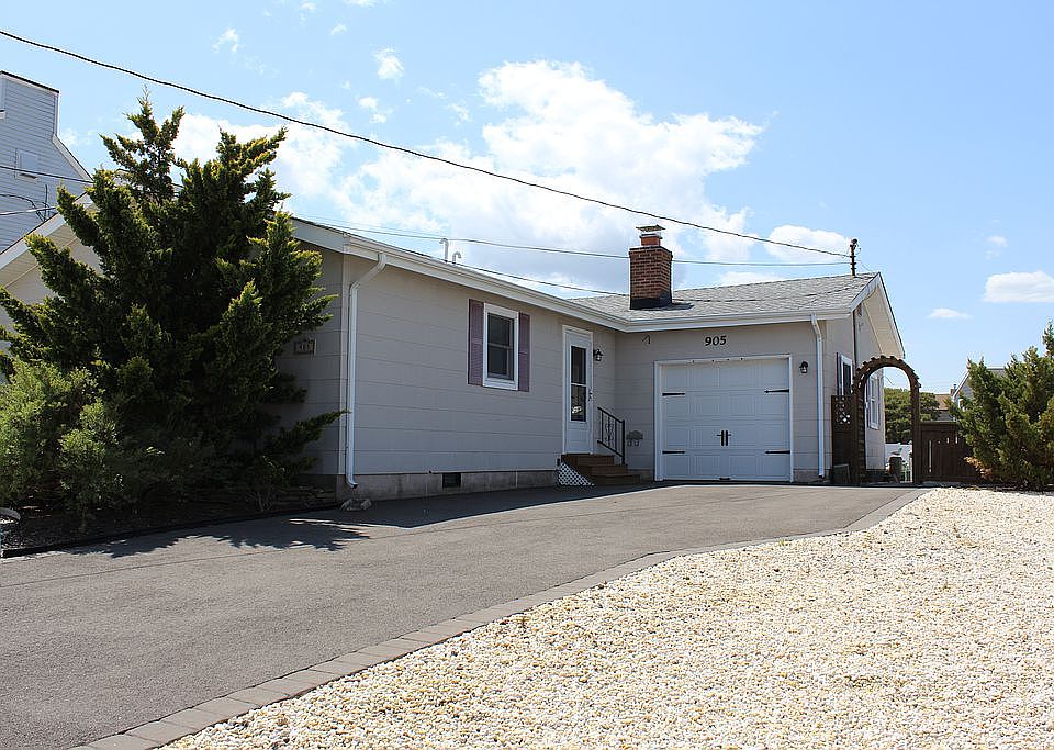 2nd image of 905 Indianola Dr