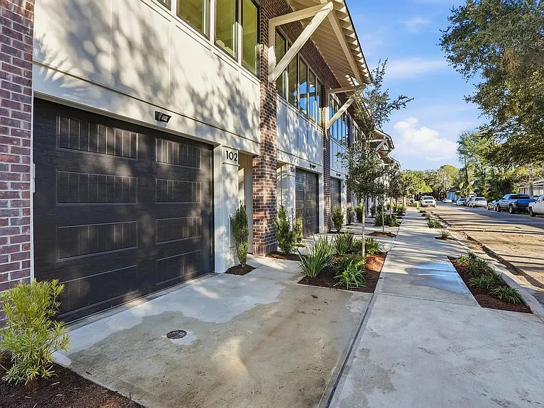 Luxury New Construction Rental Near Starland, SCAD & Ardsley Park with Garage and Private Courtyard — Photo 51