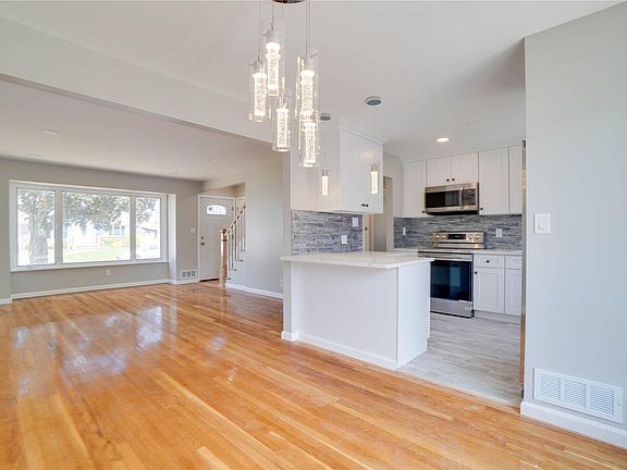 3rd image of 1095 Lorraine Dr
