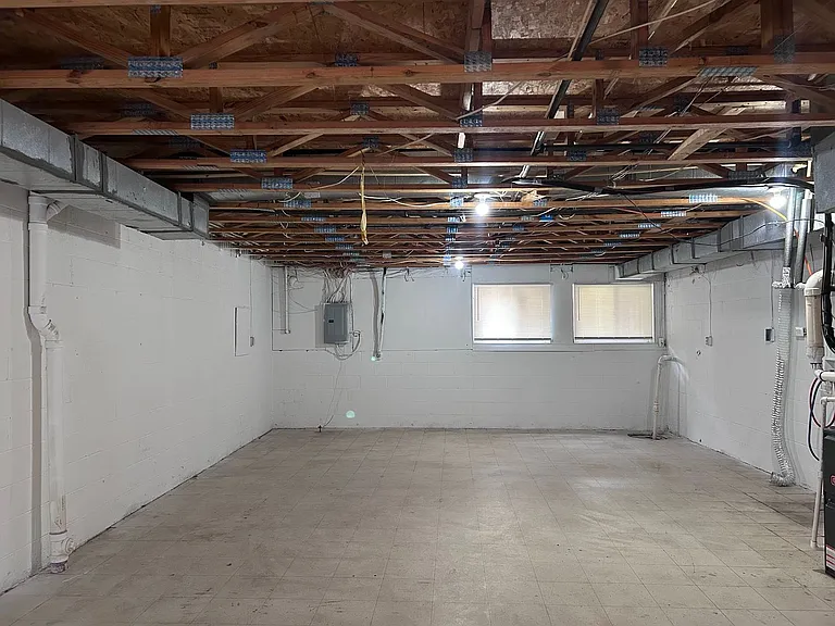 2571 Francis St — Photo 10