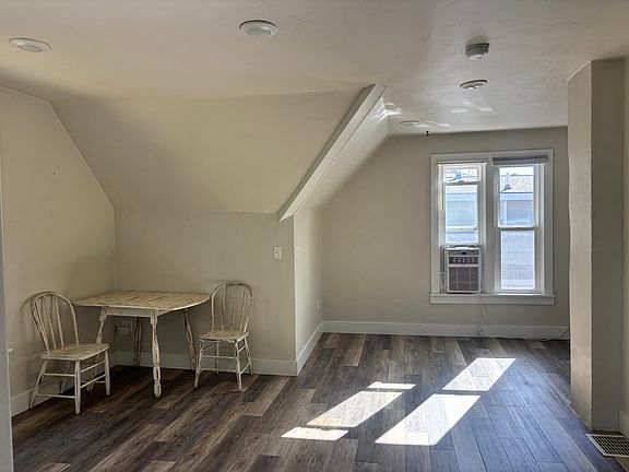 3rd image of 618 E Davis St #618