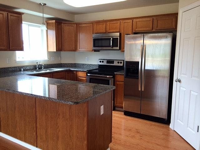 Gourmet kitchen with granit countertops, stainless steel app