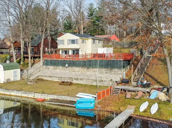 1145 Lakeshore Dr, Columbiaville, MI 48421