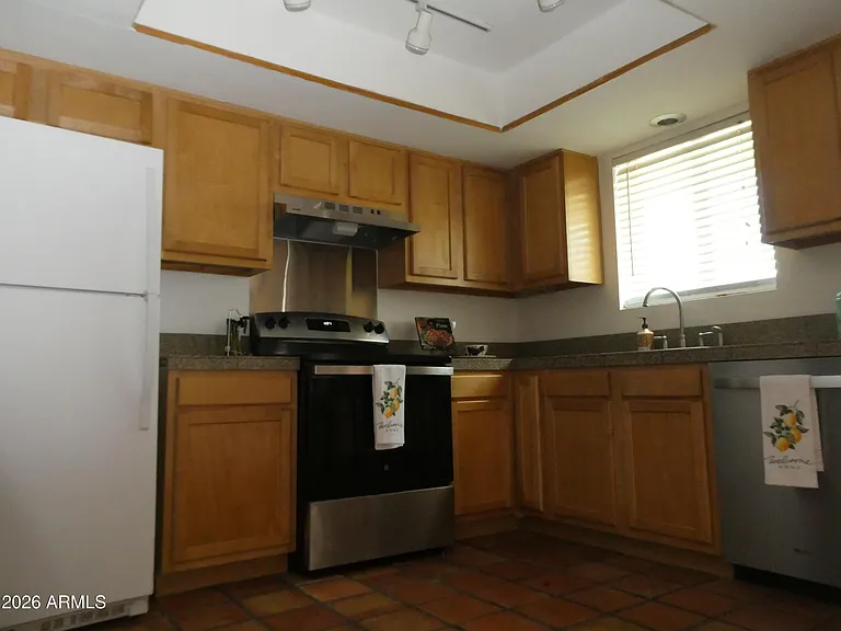 2261 E Evergreen St — Photo 2