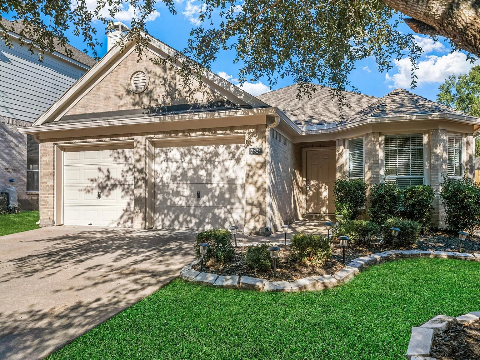 3 bed, 2.0 bath, 1589 sqft, $2,400 — Photo 2