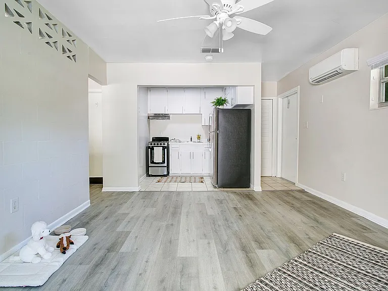 1820 NW 10th St — Photo 5