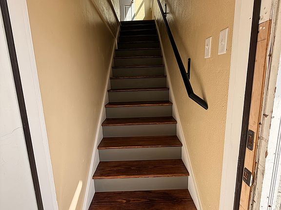 2nd image of 1218 E Queen Ave #2
