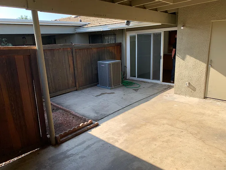 1219 E 1st St — Photo 15