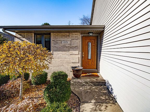 2nd image of 1051 N Wuthering Hills Dr