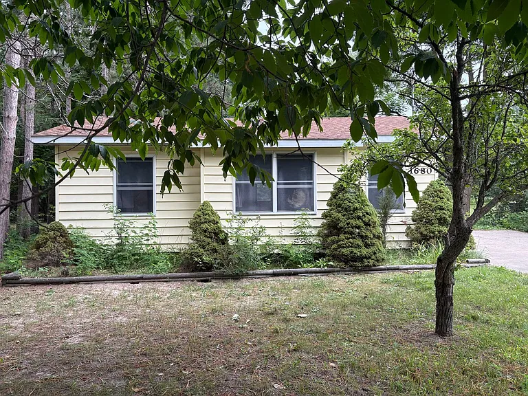 1680 Chestnut St — Photo 1