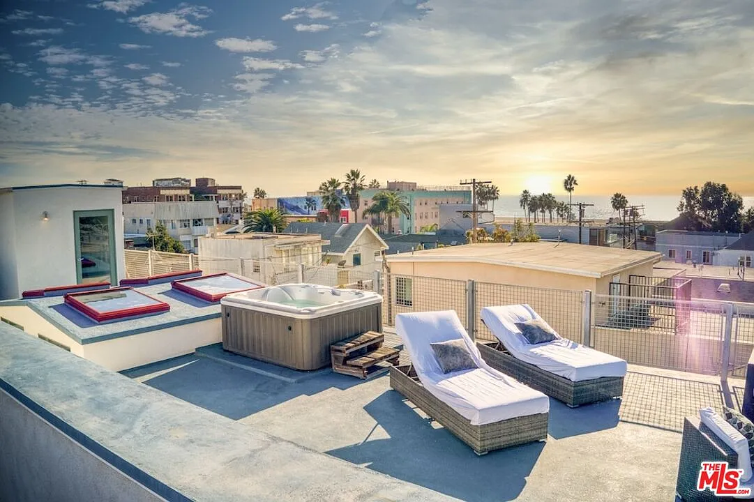 1 bed, 2.0 bath, 2400 sqft, $8,400 — Photo 2