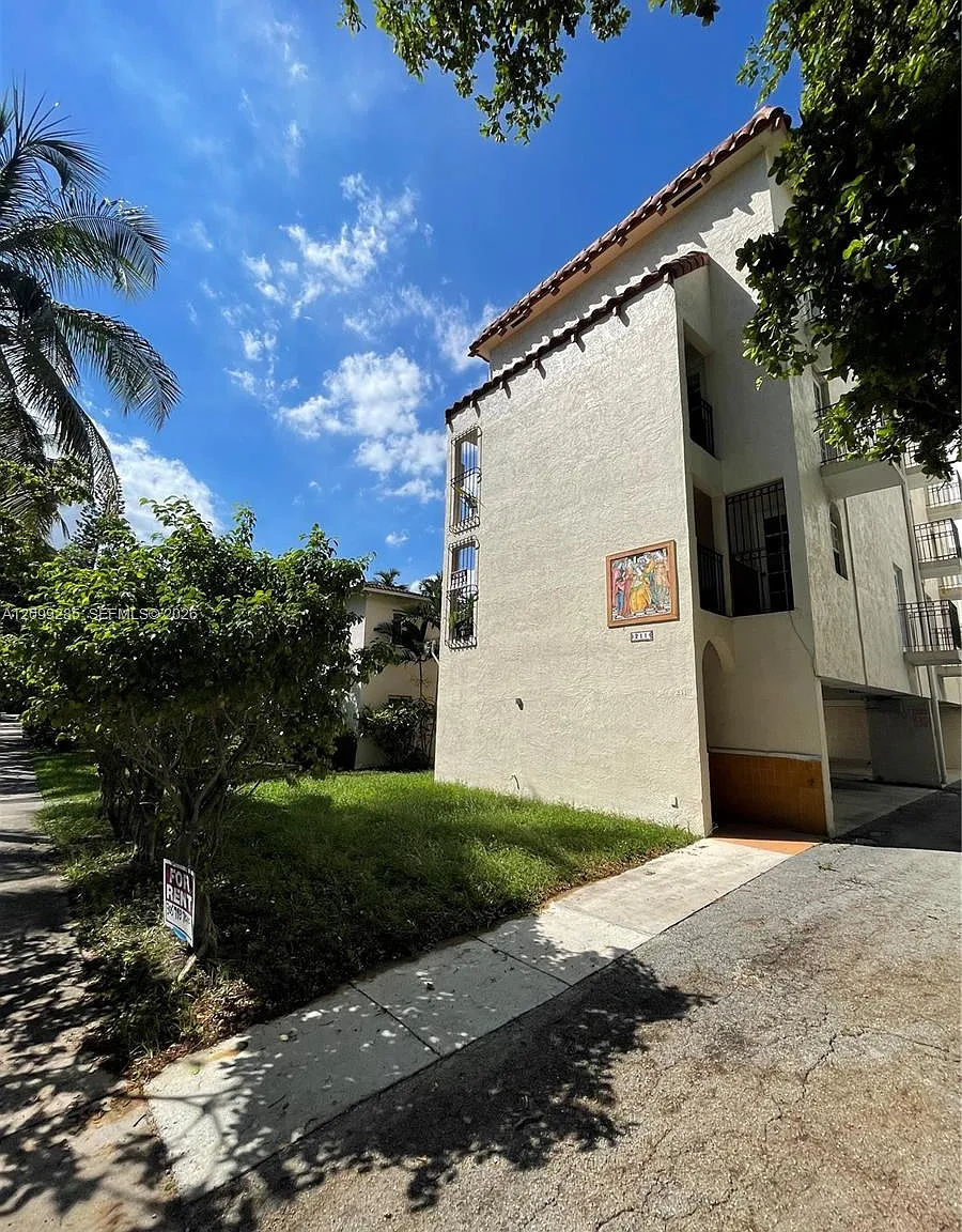 211 Sidonia Ave — Photo 2